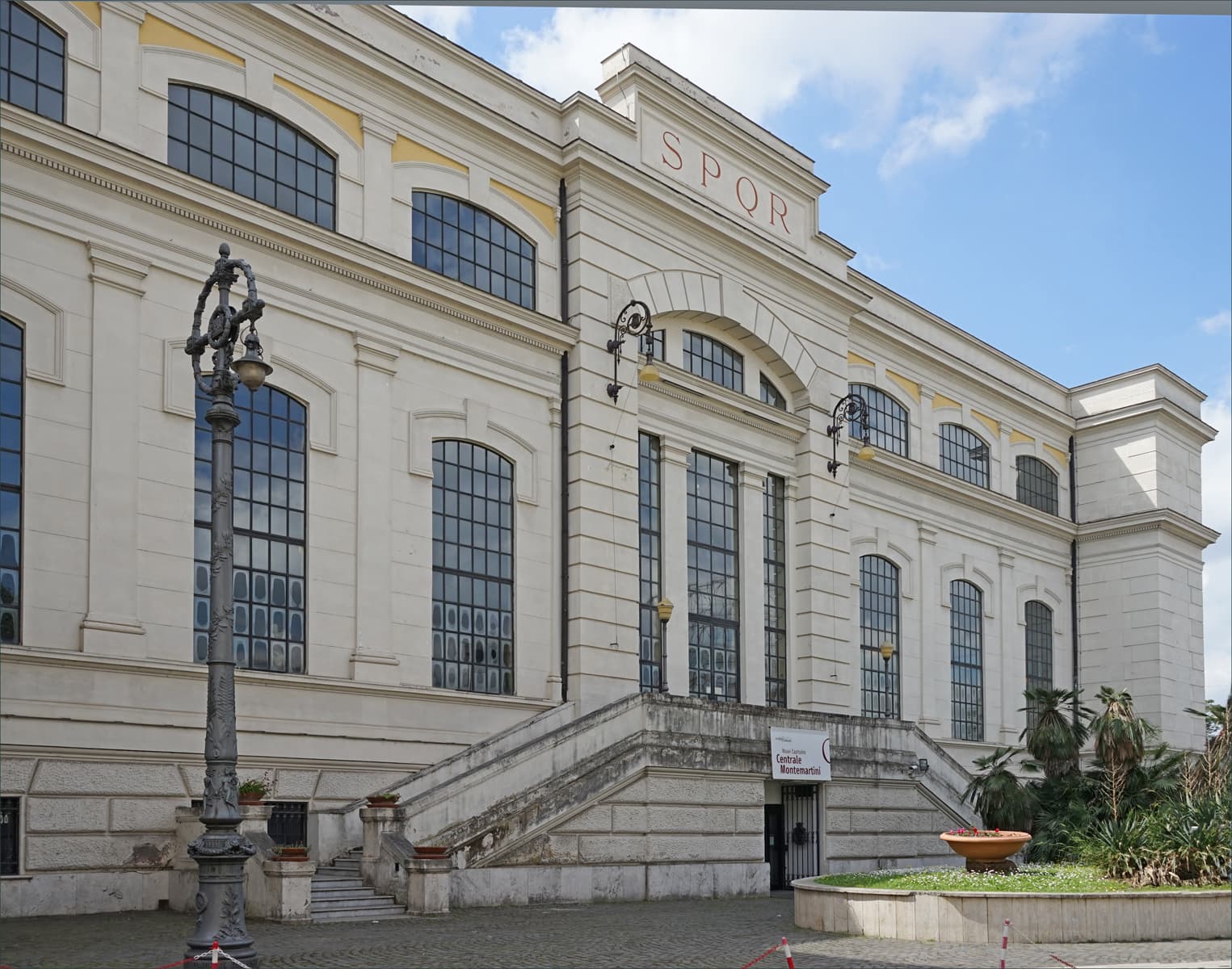 La Centrale Montemartini, ex centrale termoelettrica oggi museo, dove le statue classiche dei Musei Capitolini convivono con turbine e motori diesel d'epoca.