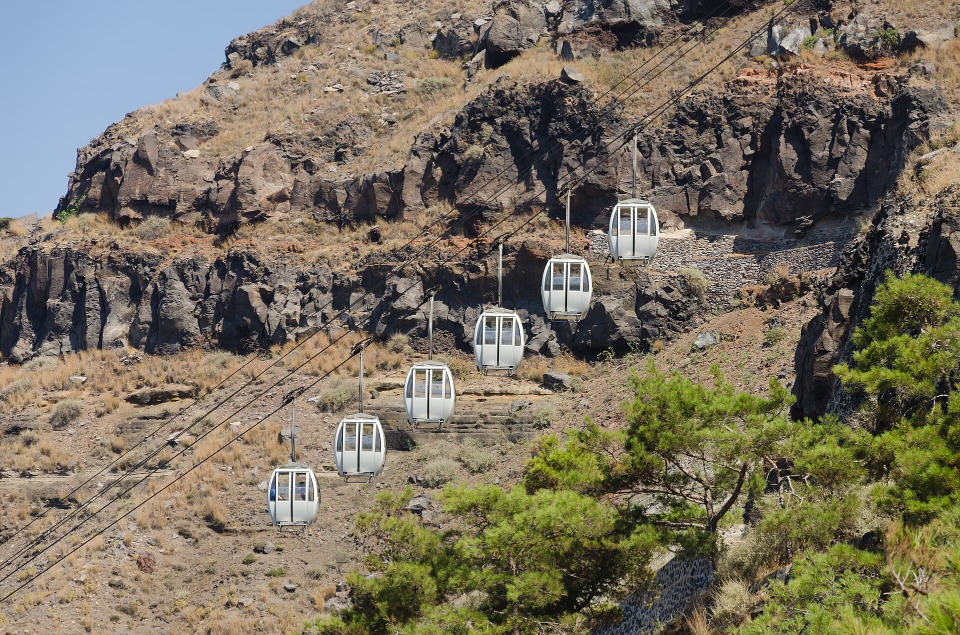 La teleferica che collega il porto vecchio di Mesa Gialos a Fira, alternativa ai 600 scalini e ai muli da soma.