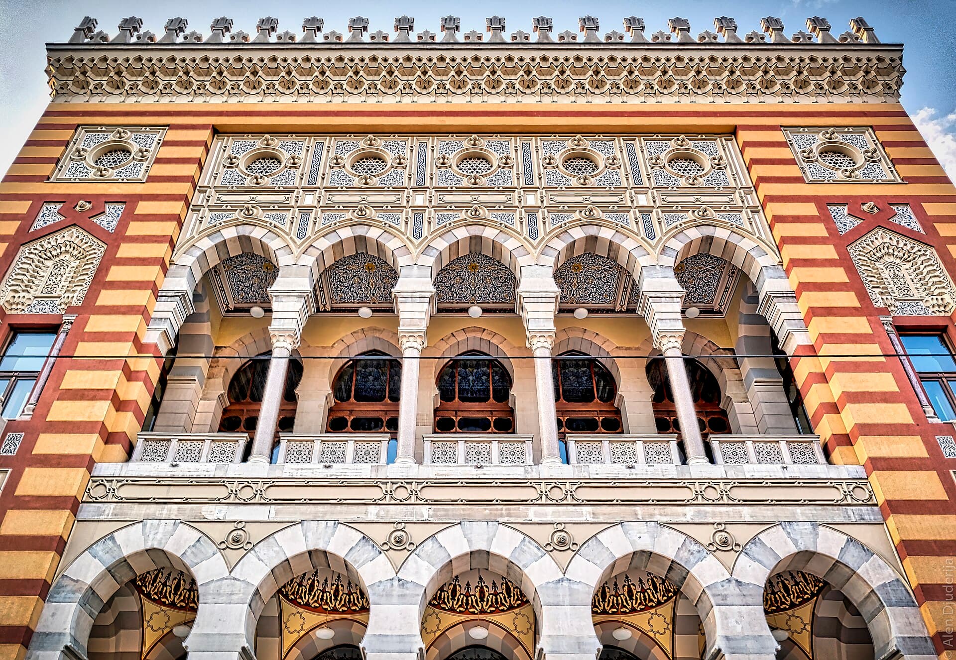 La Vijećnica, il municipio in stile pseudo-moresco del 1894 che ospitava la Biblioteca Nazionale: distrutta dai bombardamenti nel 1992 e oggi interamente ricostruita, simbolo della rinascita di Sarajevo.