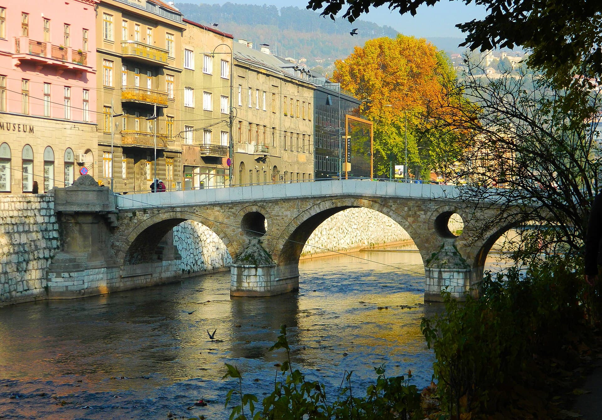 Il Ponte Latino sulla Miljacka, dove il 28 giugno 1914 Gavrilo Princip assassinò l'arciduca Francesco Ferdinando, l'evento che innescò la Prima guerra mondiale.
