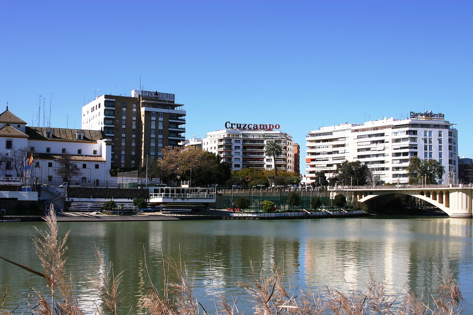Il Guadalquivir e il quartiere di Triana visti dal lungofiume, uno degli scorci più amati di Siviglia.