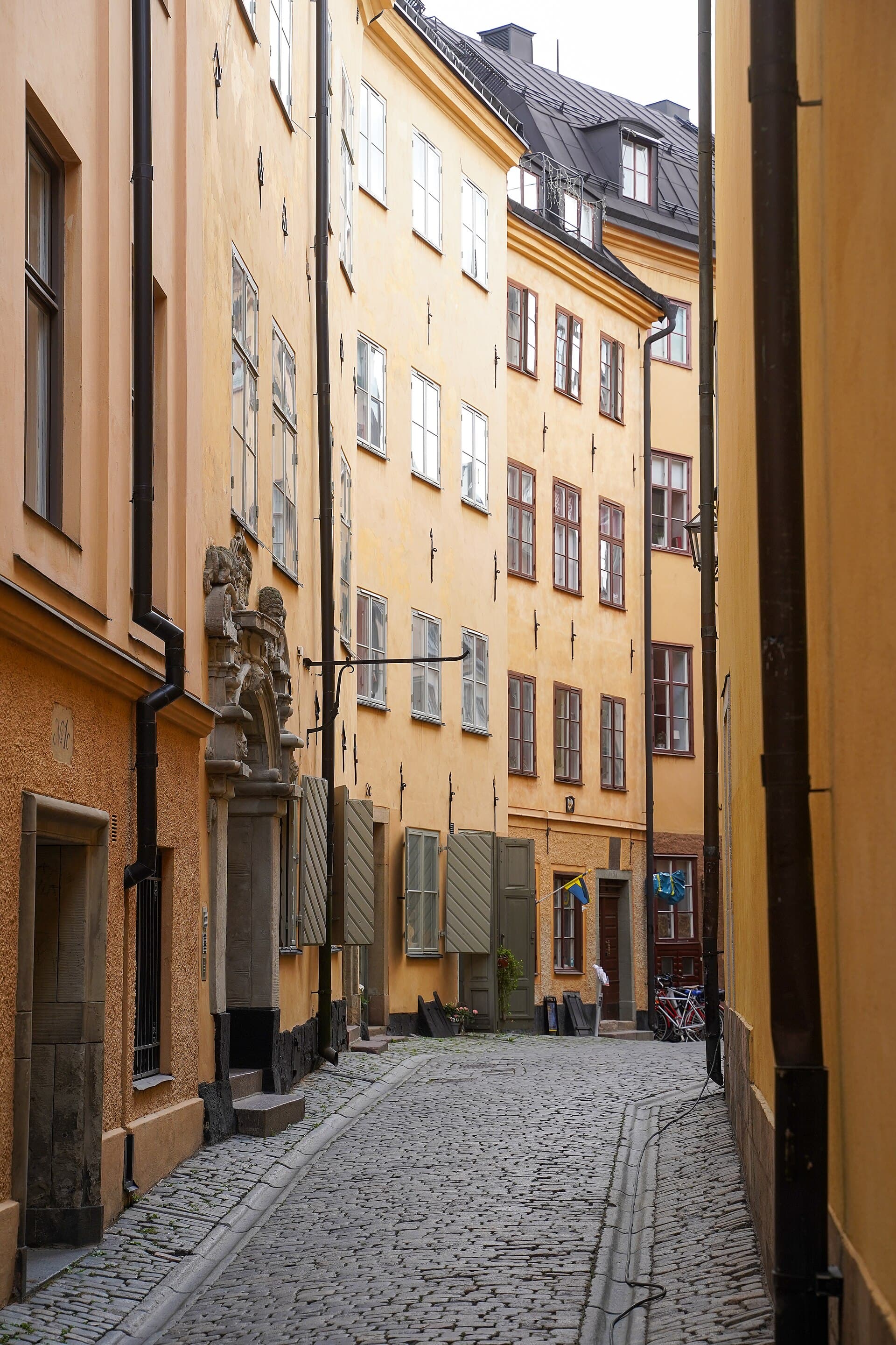 I vicoli colorati e acciottolati di Gamla Stan, il centro storico medievale di Stoccolma, cuore pulsante della città vecchia.