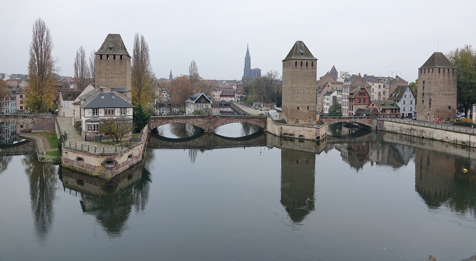 I Ponts Couverts con le torri medievali sui bracci dell'Ill, a guardia di Petite France: dalla vicina diga Vauban si apre la vista più bella sui canali.