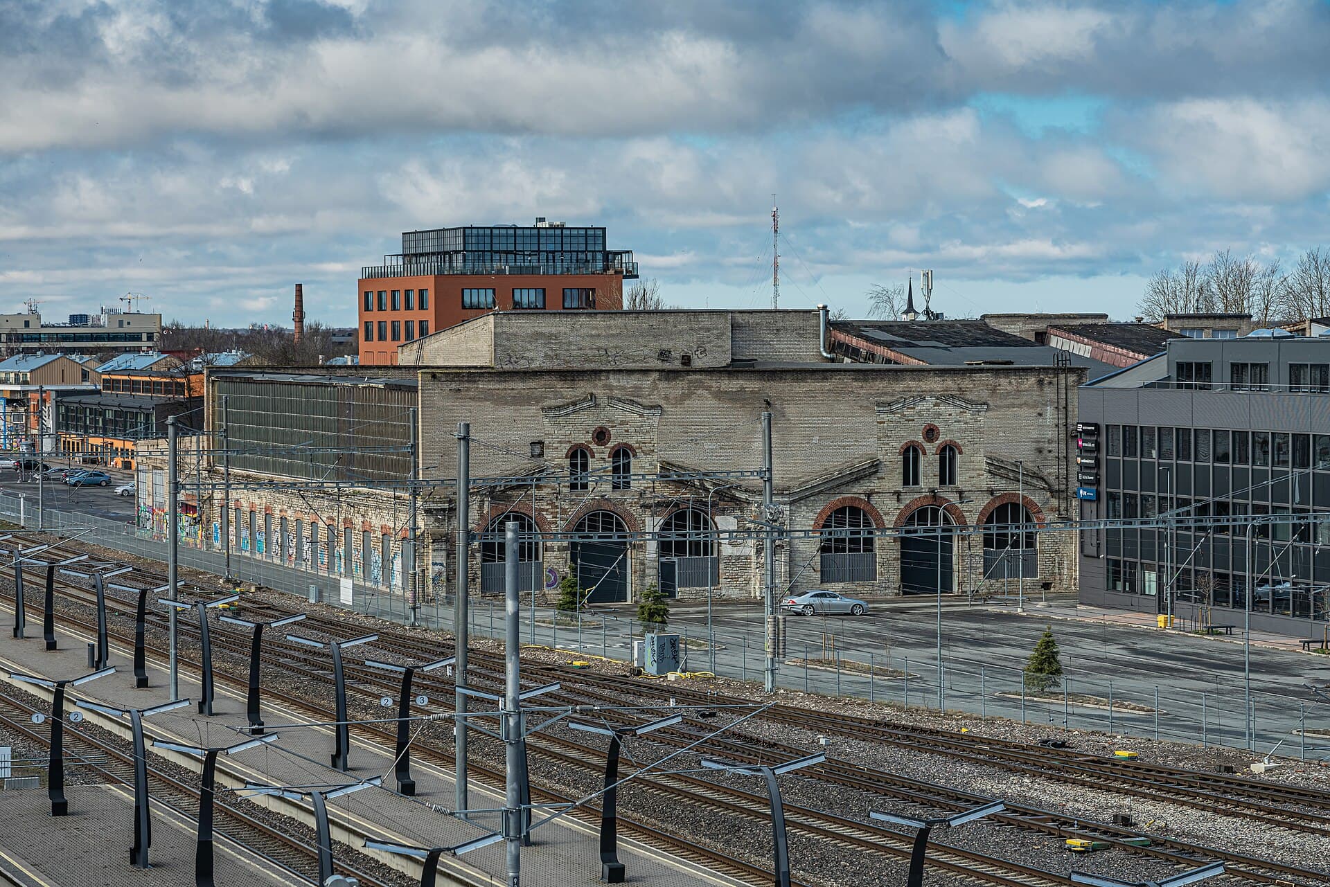 Telliskivi Creative City: ex magazzini ferroviari diventati quartiere creativo, tra street art, studi, locali e il museo di fotografia Fotografiska.