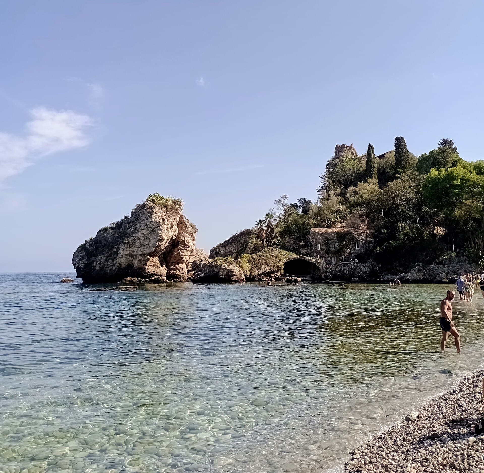 L'Isola Bella con la sua lingua di ciottoli: riserva naturale e spiaggia più iconica della costa ionica.