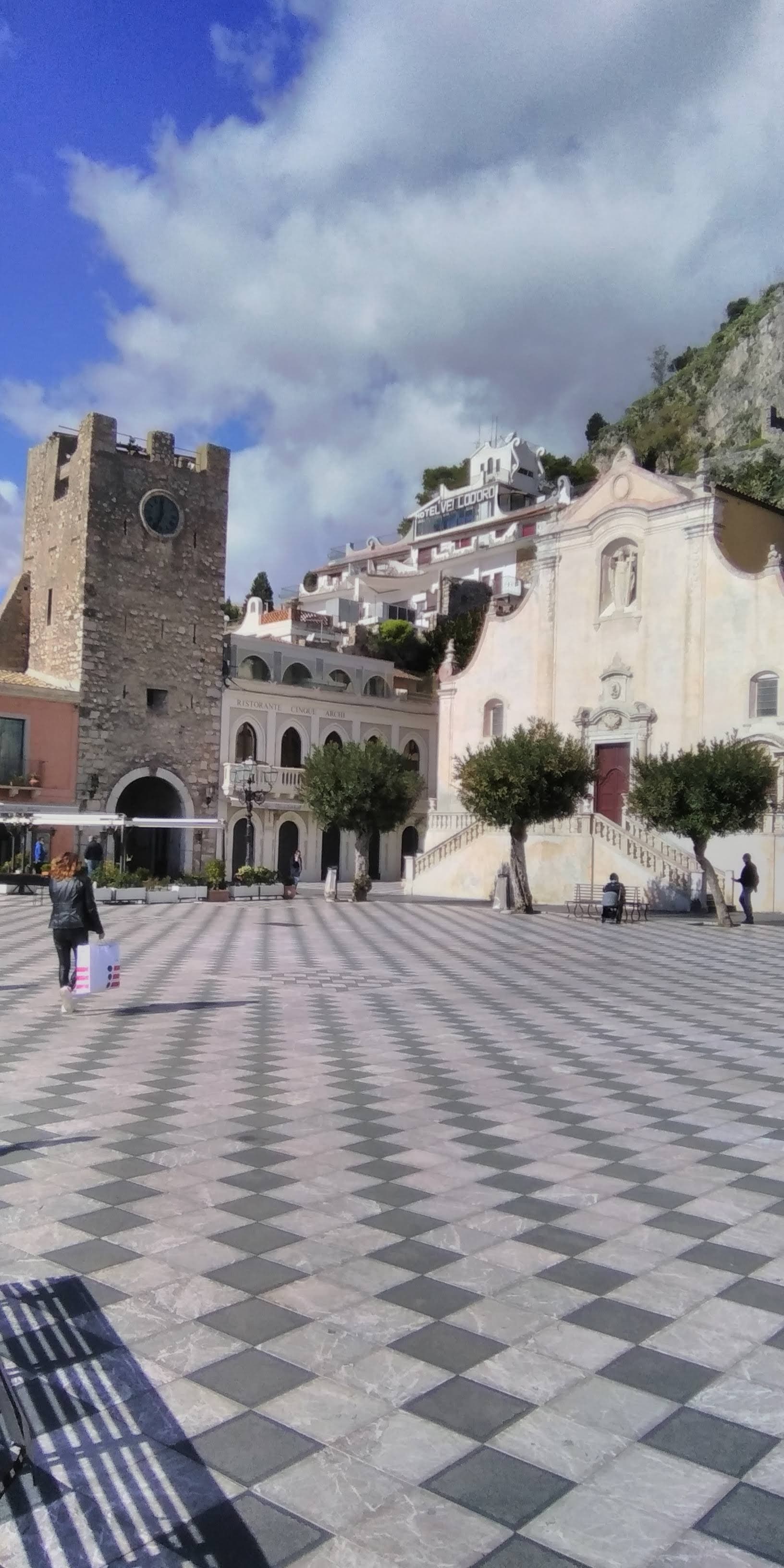 Piazza IX Aprile con la chiesa di San Giuseppe e la torre dell'orologio: la terrazza-salotto di Taormina.
