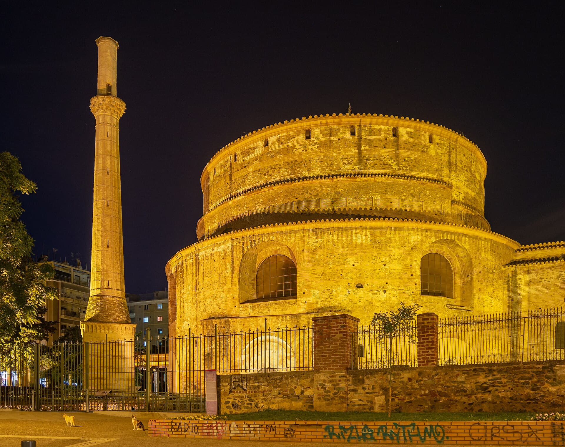 La Rotonda di Galerio, monumento romano del IV secolo poi chiesa e moschea, con il minareto superstite accanto.