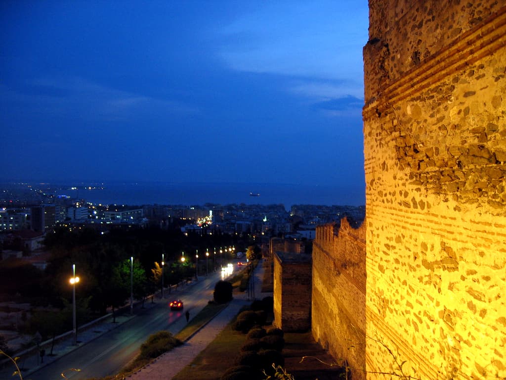 Le mura bizantine della Città Alta (Ano Poli), il quartiere scampato al grande incendio del 1917.