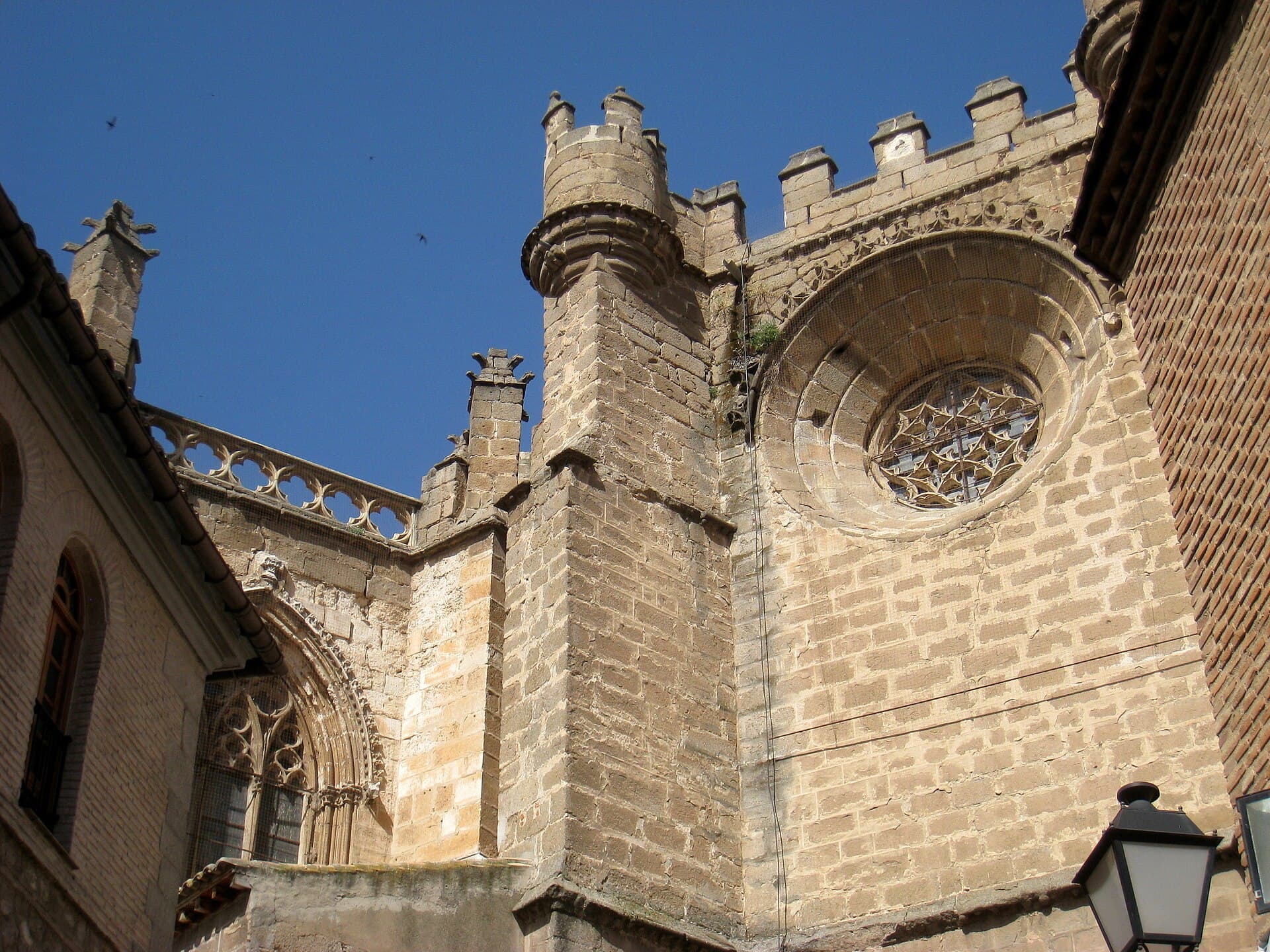 La Cattedrale Primaziale di Santa María, uno dei massimi capolavori del gotico spagnolo e sede primaziale di Spagna.
