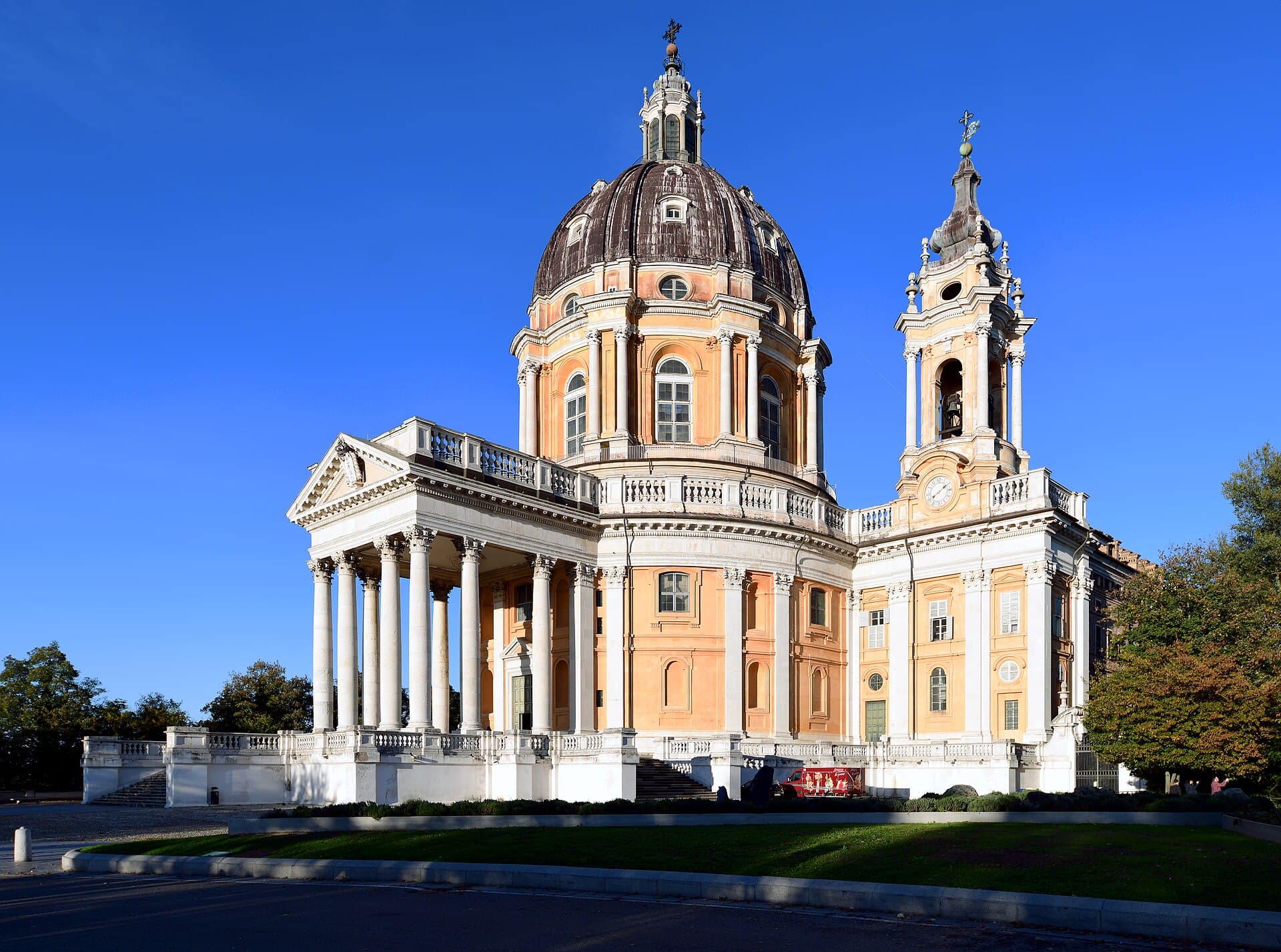 La Basilica di Superga sulla collina, capolavoro barocco di Juvarra raggiungibile con la storica tranvia a dentiera: dietro, l'arco delle Alpi.