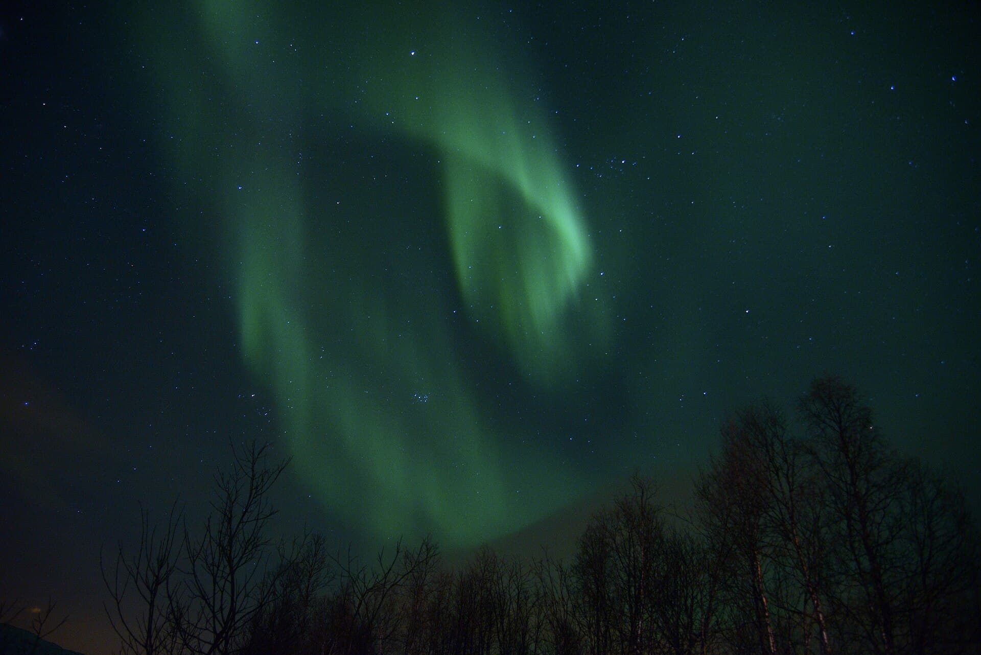 L'aurora boreale sopra Tromsø: da fine settembre a inizio aprile, nelle notti limpide, è uno degli spettacoli più ricercati al mondo.