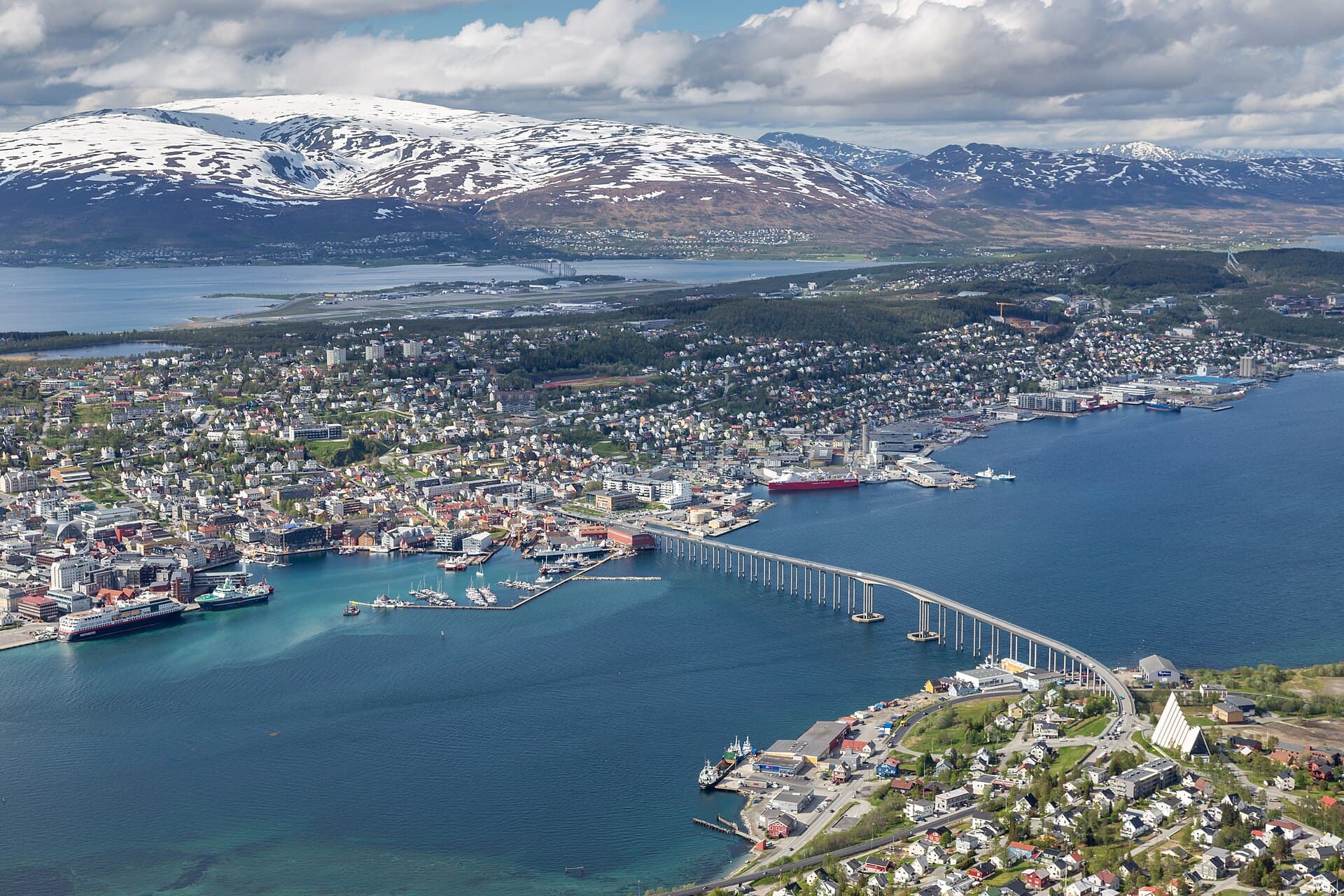Tromsø vista dal monte Storsteinen, raggiungibile in quattro minuti con la funivia Fjellheisen.