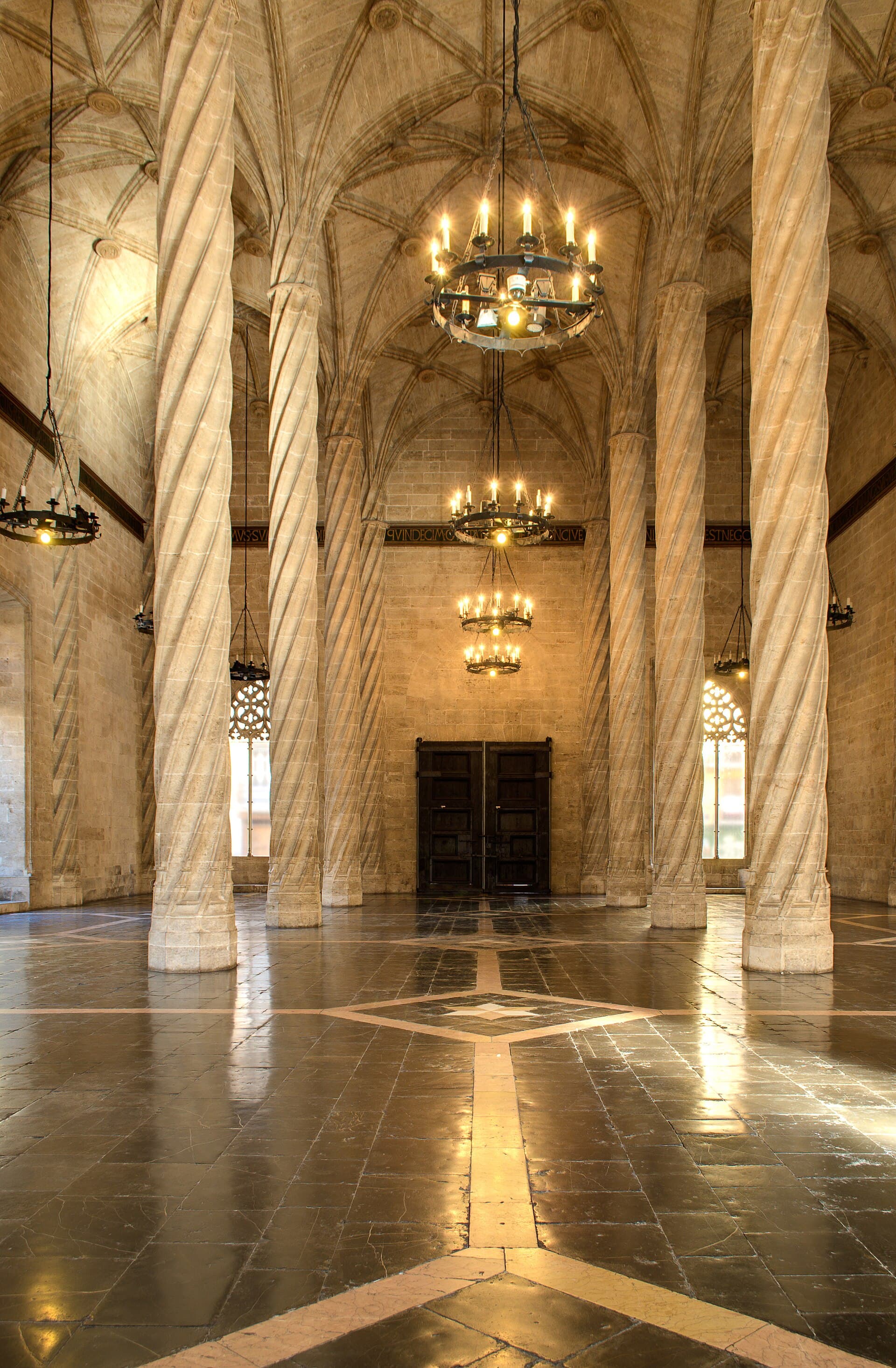 La Lonja de la Seda, borsa della seta gotica del '400 Patrimonio UNESCO, con la sala dalle colonne tortili che salgono come palme: la Valencia ricca dei mercanti.