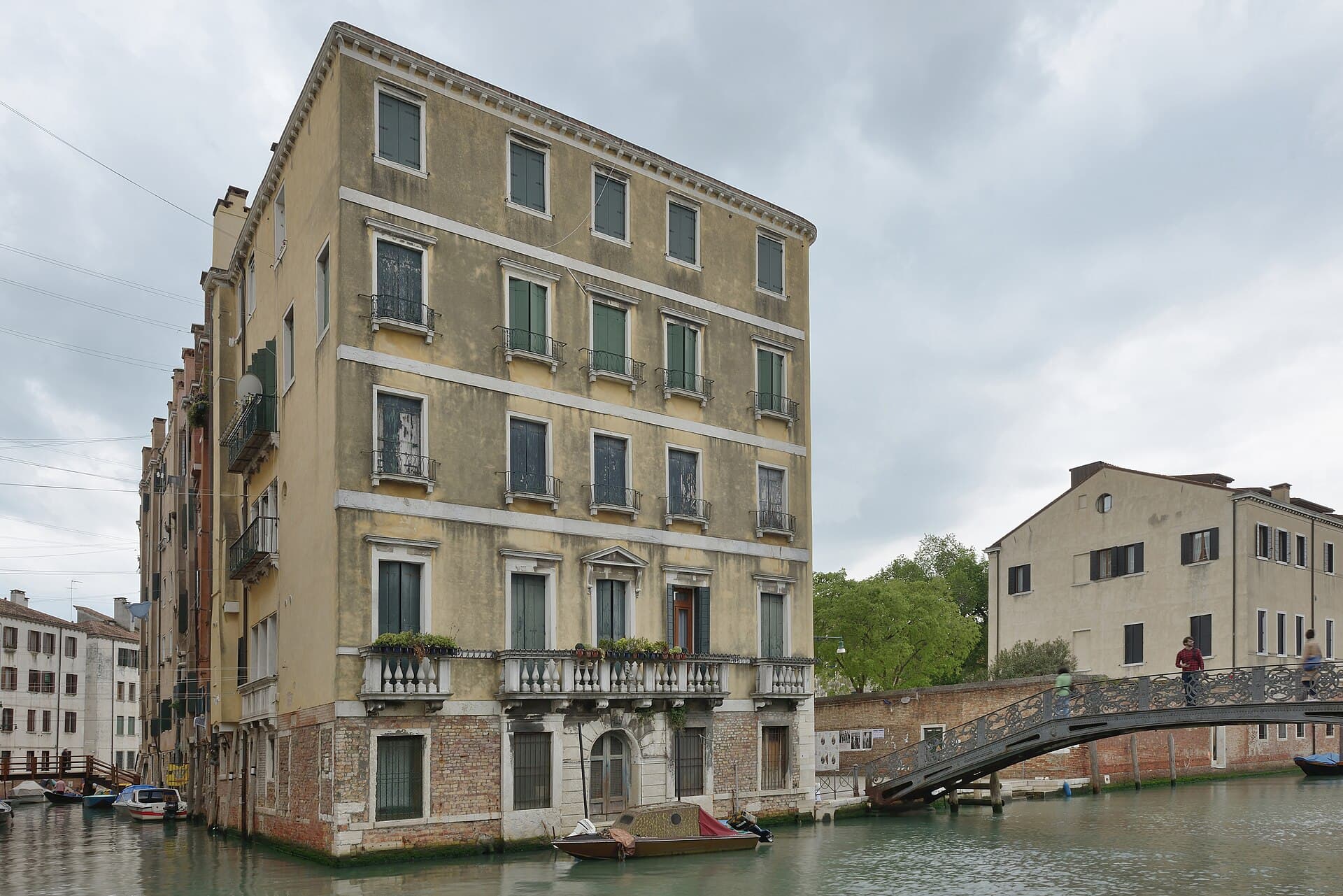 Un ponte in legno sul rio del Ghetto a Cannaregio, tra i canali silenziosi del quartiere ebraico più antico d'Europa.