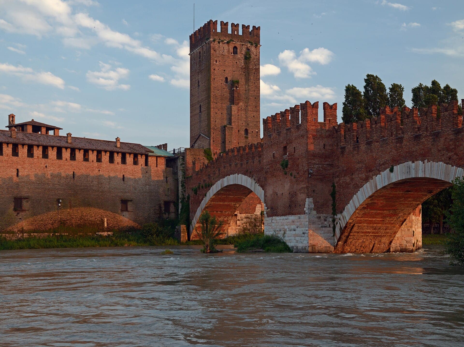 Il mastio di Castelvecchio e il Ponte Scaligero, il ponte fortificato a merli che attraversa l'Adige: uno degli scorci medievali più scenografici di Verona.