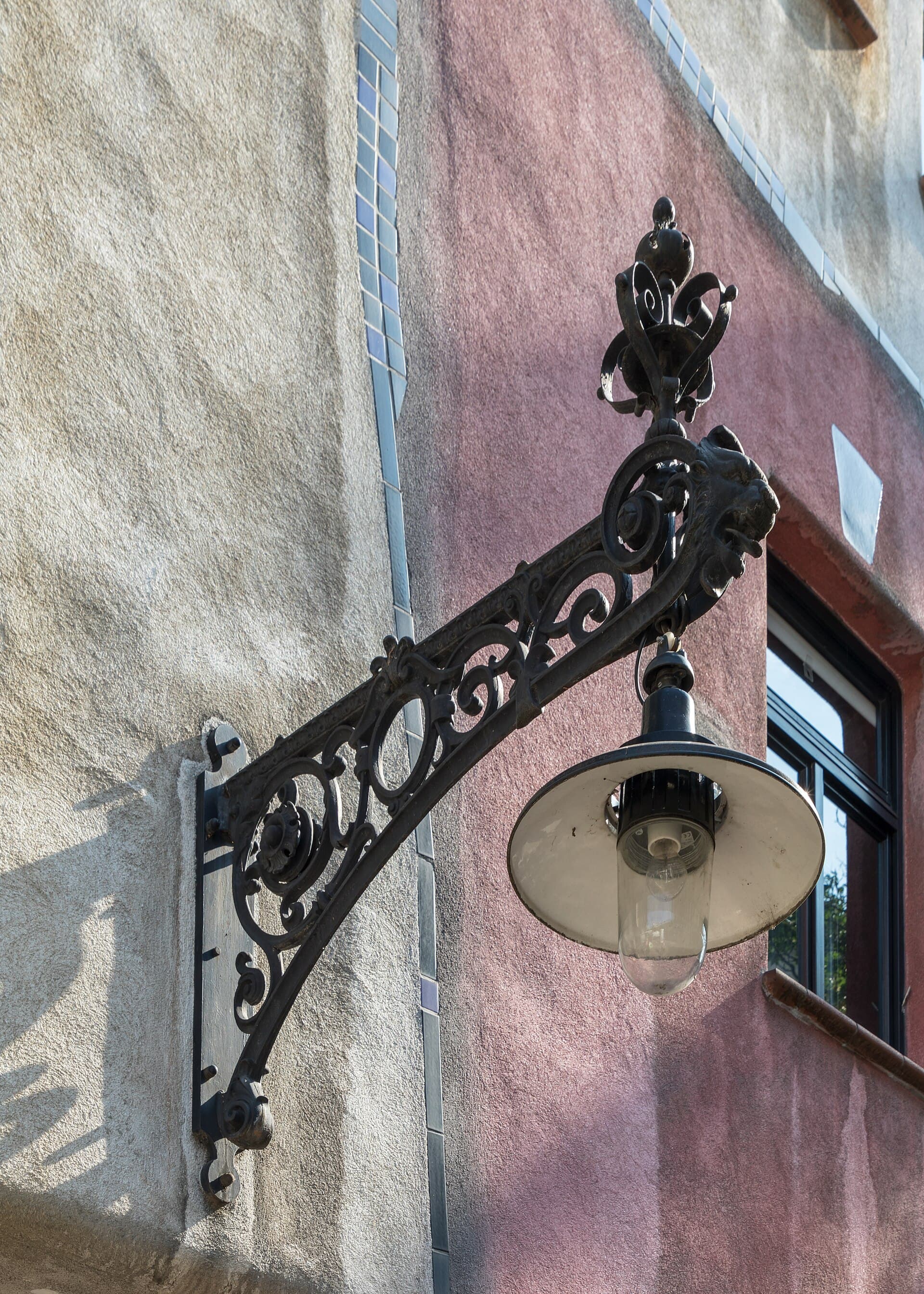Un dettaglio dei lampioni in ferro battuto dell'Hundertwasserhaus: anche gli elementi più minuti seguono la stessa filosofia anti-linea-retta dell'edificio.