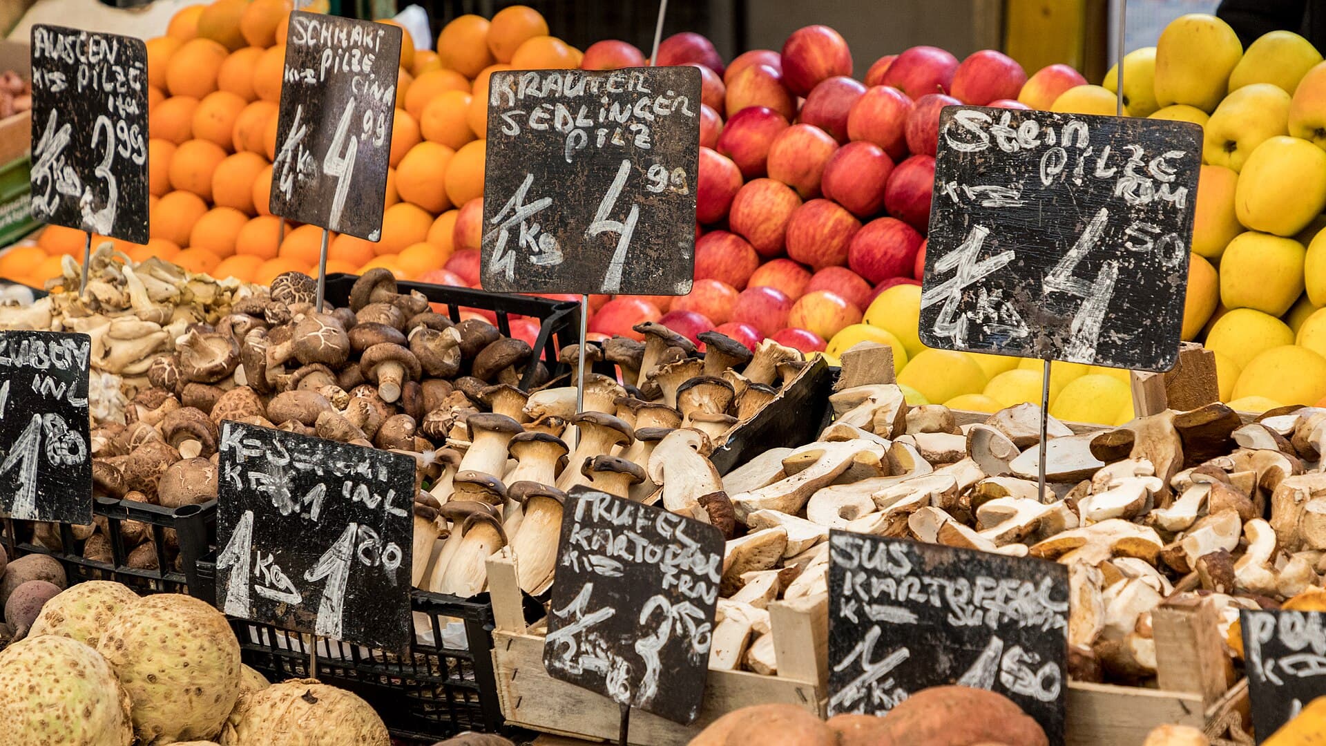 Banchi di funghi, frutta e cartellini scritti a mano al Naschmarkt, il mercato storico dove i viennesi fanno ancora la spesa di tutti i giorni.