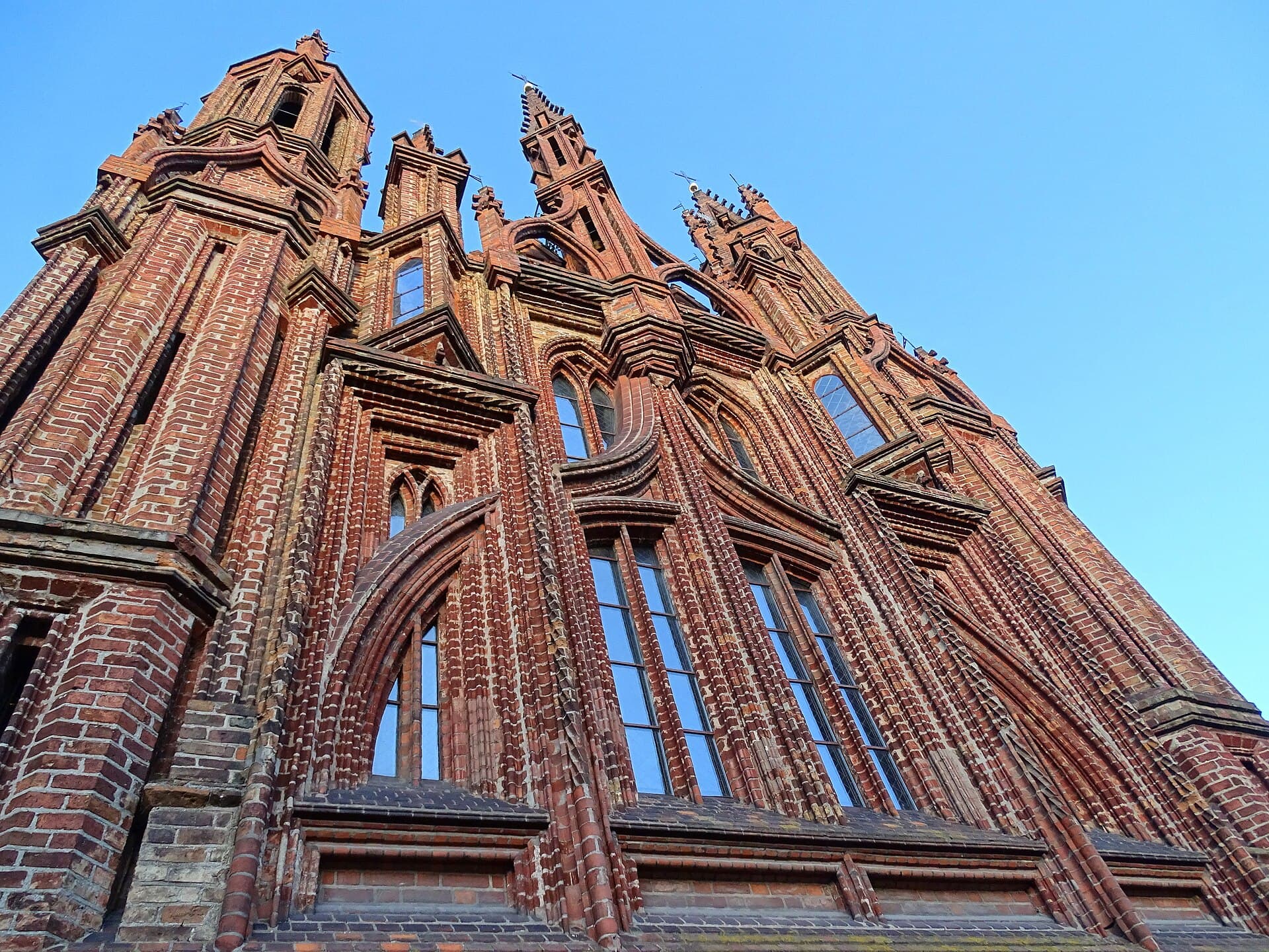 La facciata gotica della Chiesa di Sant'Anna, un intreccio di oltre trenta forme diverse di mattoni rossi che culmina in pinnacoli e archi a sesto acuto: uno dei capolavori del gotico fiammeggiante in Europa.