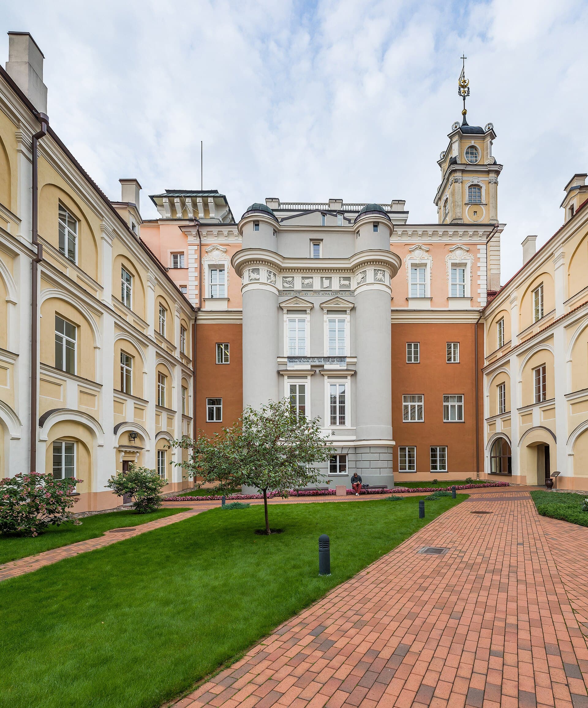 Uno dei tredici cortili storici dell'Università di Vilnius, fondata nel 1579: portici rinascimentali e la biblioteca secolare dell'ateneo, tra i più antichi dell'Europa centro-orientale.