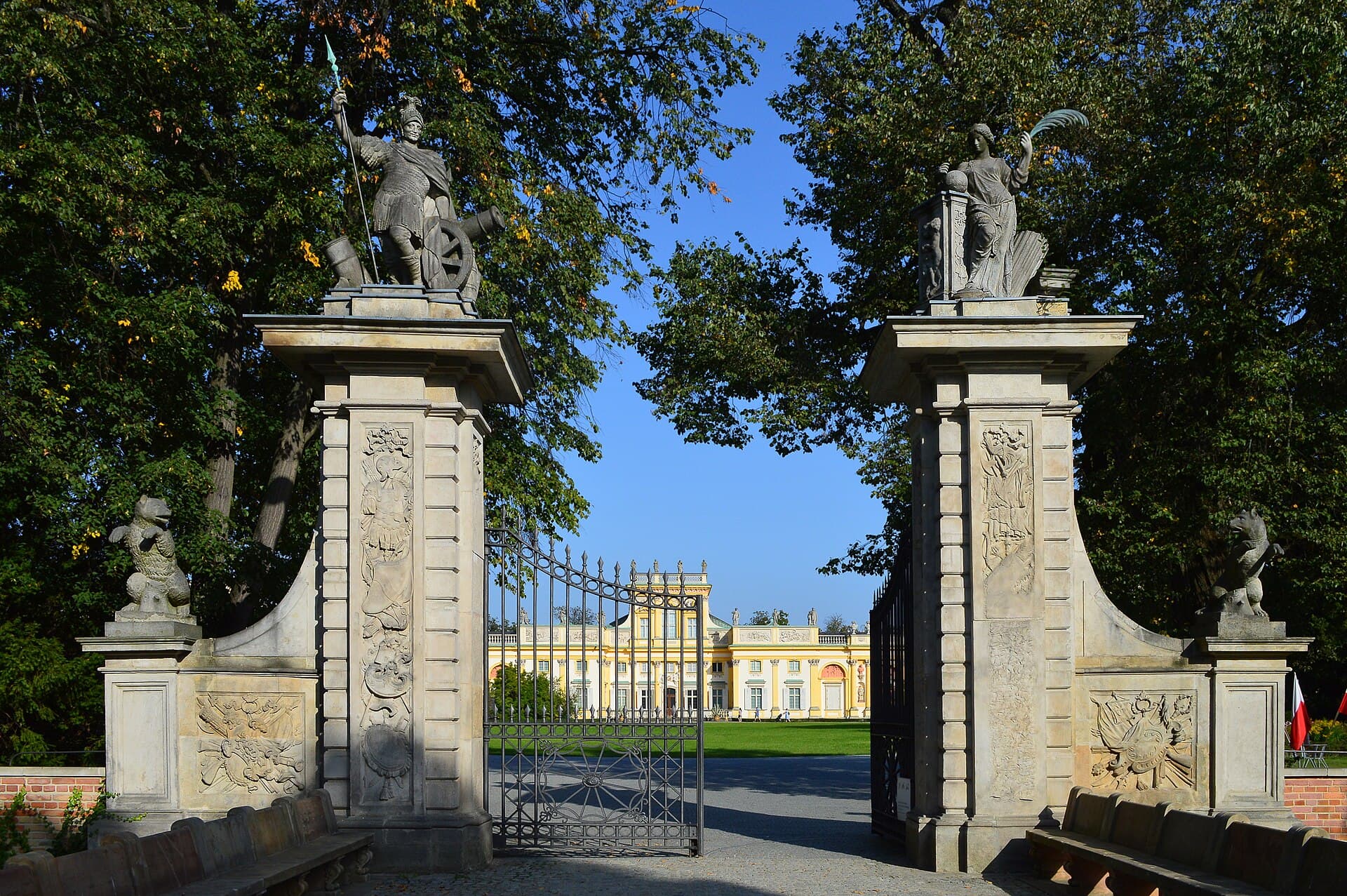 La facciata barocca del Palazzo di Wilanów, residenza reale del XVII secolo sopravvissuta intatta alle guerre, con i suoi giardini all'italiana.