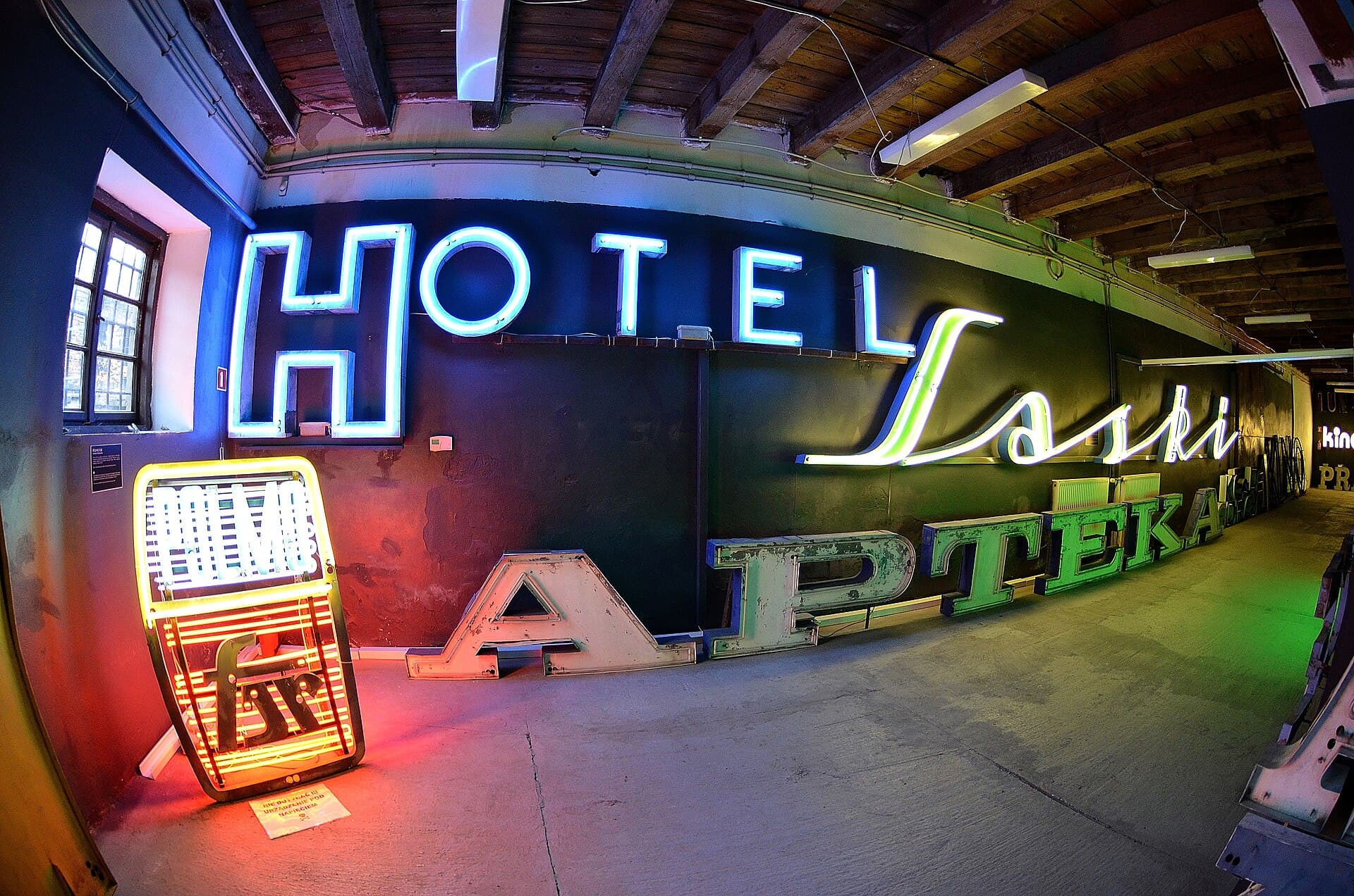 Le insegne al neon dell'epoca comunista conservate al Museo dei Neon di Praga, salvate dalla demolizione in tutta la Polonia.