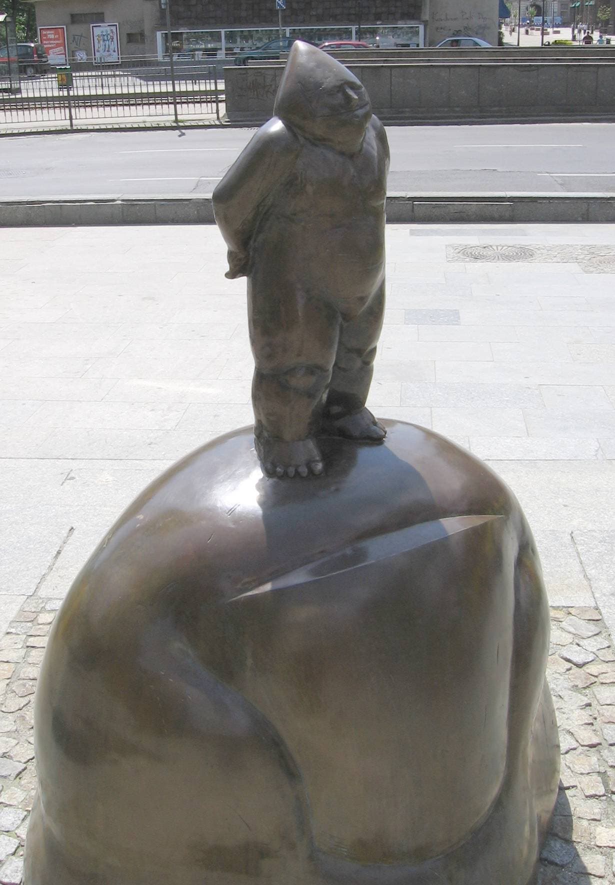 Uno degli oltre mille gnomi di bronzo (krasnale) nascosti per le strade di Breslavia, eredi della protesta dell'Arancione Alternativa.