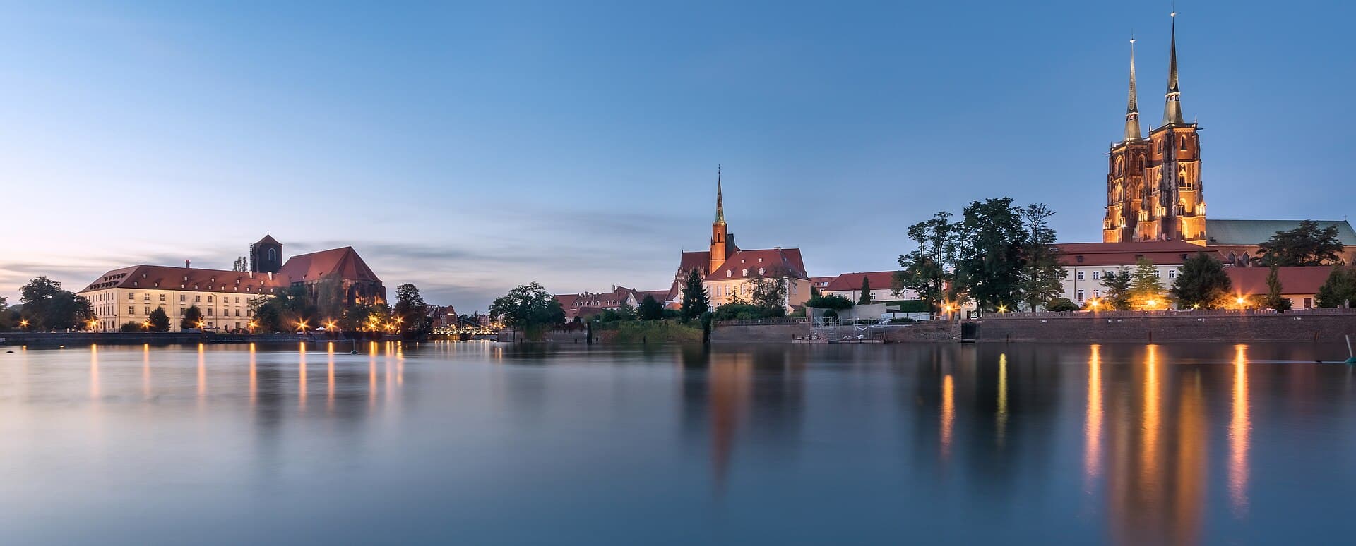 Ostrów Tumski, l'Isola della Cattedrale: il nucleo più antico della città, ancora illuminato da lampioni a gas accesi a mano.