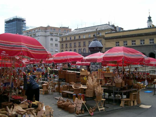 Il mercato di Dolac con i suoi ombrelloni rossi, il 'ventre di Zagabria': frutta, verdura e fiori dei contadini sopra la piazza centrale.