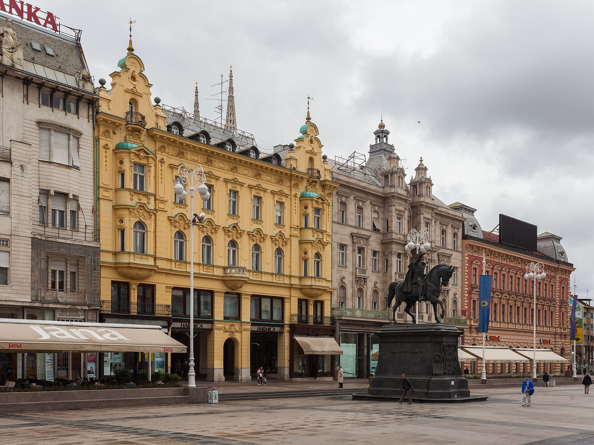 La statua equestre del ban Josip Jelačić nella piazza centrale che porta il suo nome: punto d'incontro e cuore della città bassa.