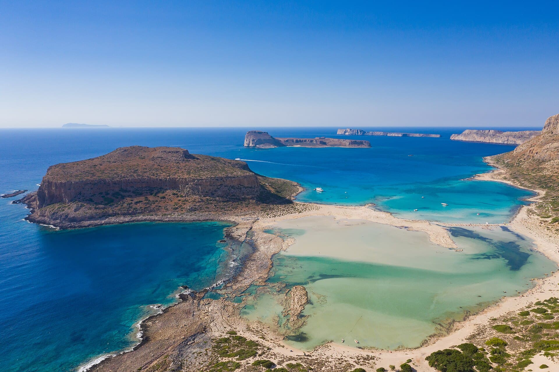 La laguna di Balos con l'isola-fortezza di Gramvousa: dal 2026 è tra le 'spiagge incontaminate' protette dalla legge greca.