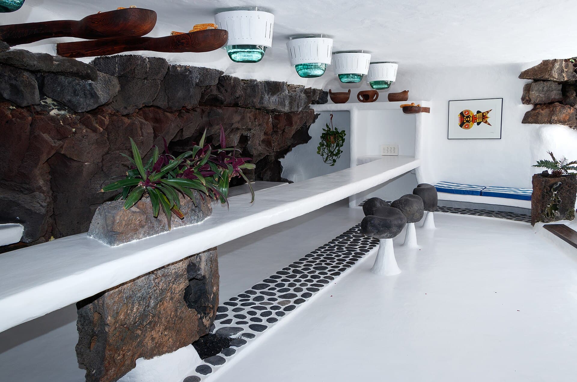 L'interno dei Jameos del Agua: il bianco di Manrique innestato dentro un tubo vulcanico crollato.