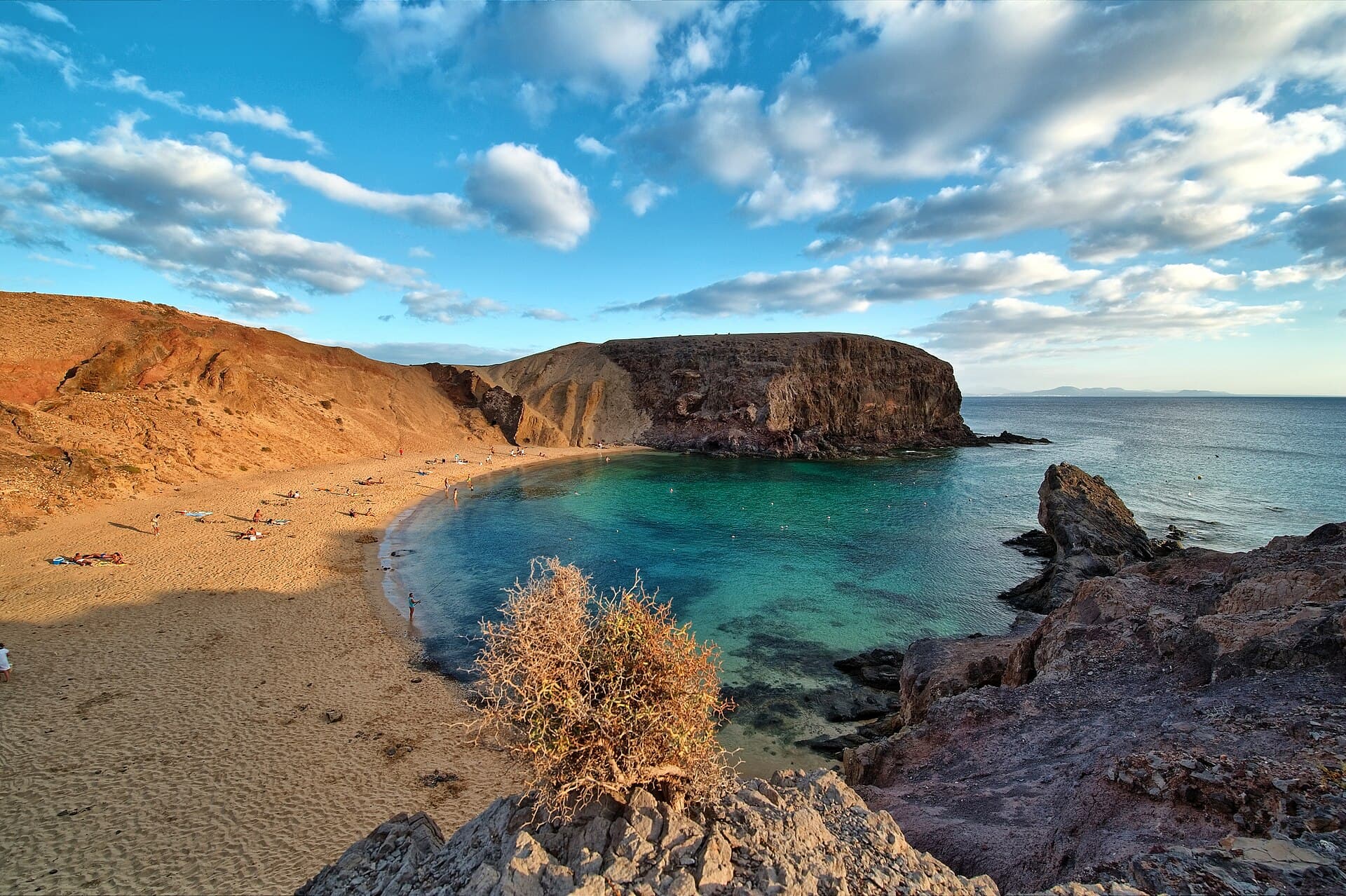 Playa de Papagayo, dentro il Monumento Naturale di Los Ajaches, alla fine di una pista sterrata.