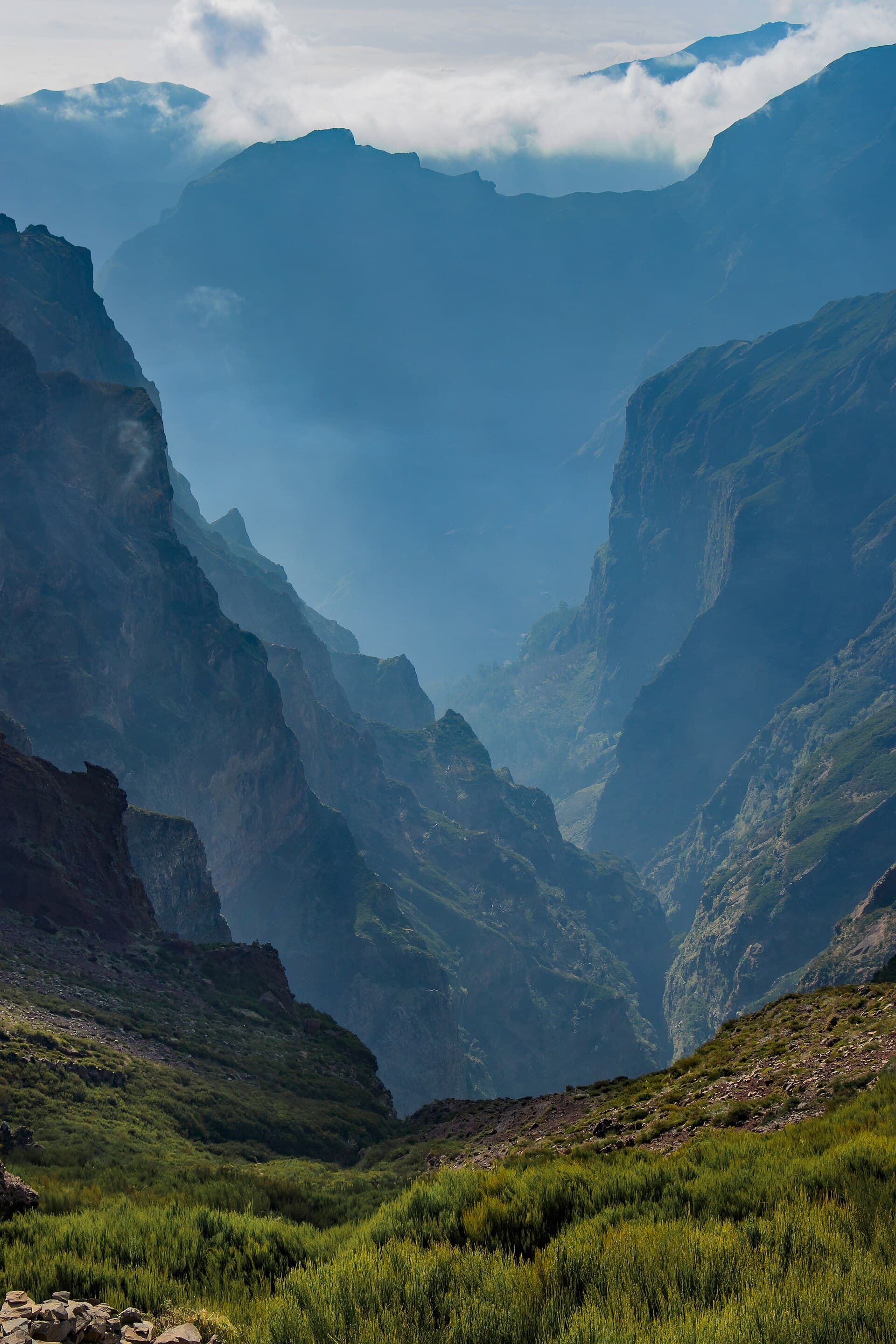 Le creste vulcaniche viste dal Pico do Arieiro: da qui parte il PR1 verso il Pico Ruivo, il trekking più spettacolare dell'isola.