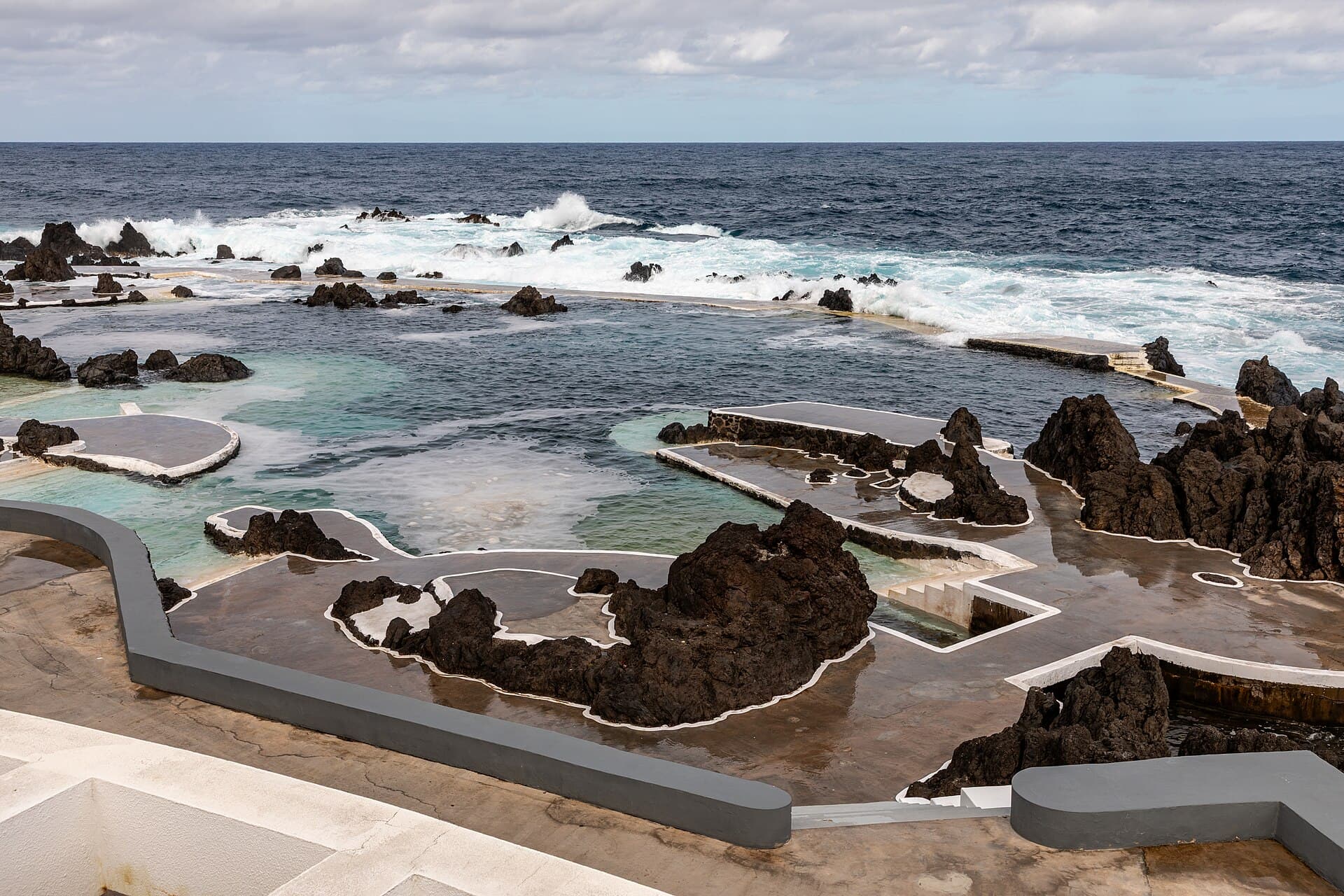 Le piscine naturali di lava di Porto Moniz, riempite dall'oceano a ogni ondata: l'alternativa madeirense alla spiaggia.