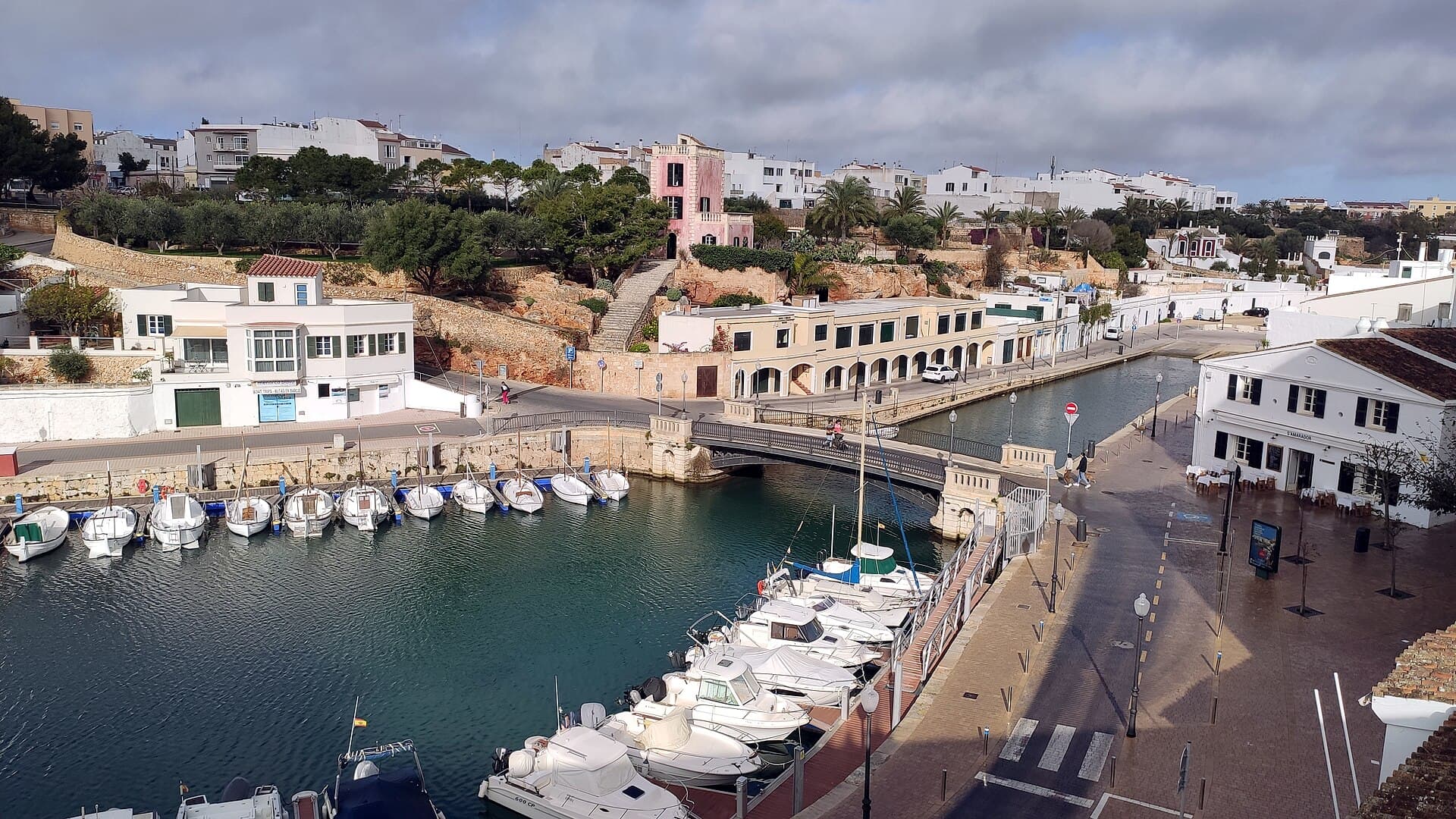 Il porto di Ciutadella, il canale stretto sotto il livello della città vecchia.