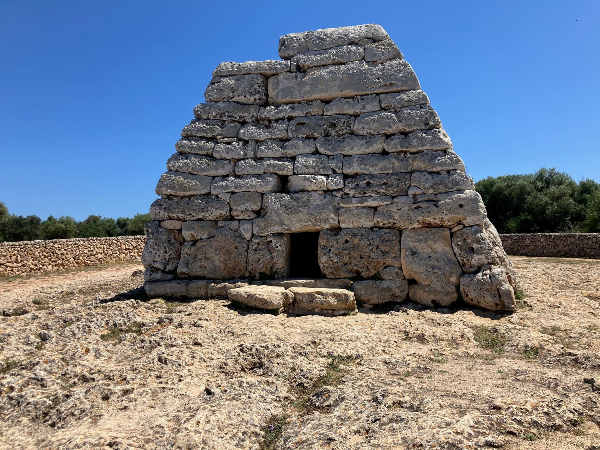 La Naveta des Tudons, tomba collettiva di oltre tremila anni fa, patrimonio UNESCO dal 2023.