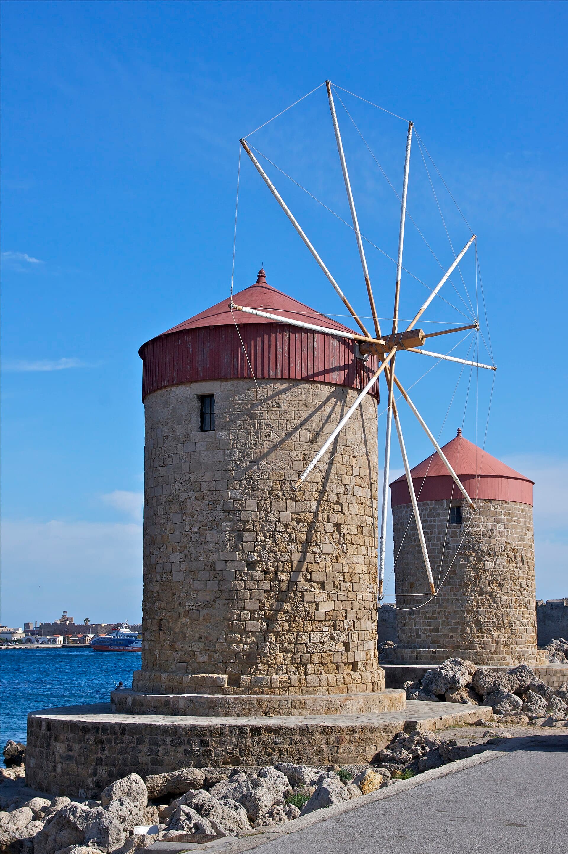 I mulini di pietra sul molo di Mandraki, il porto vecchio di Rodi.