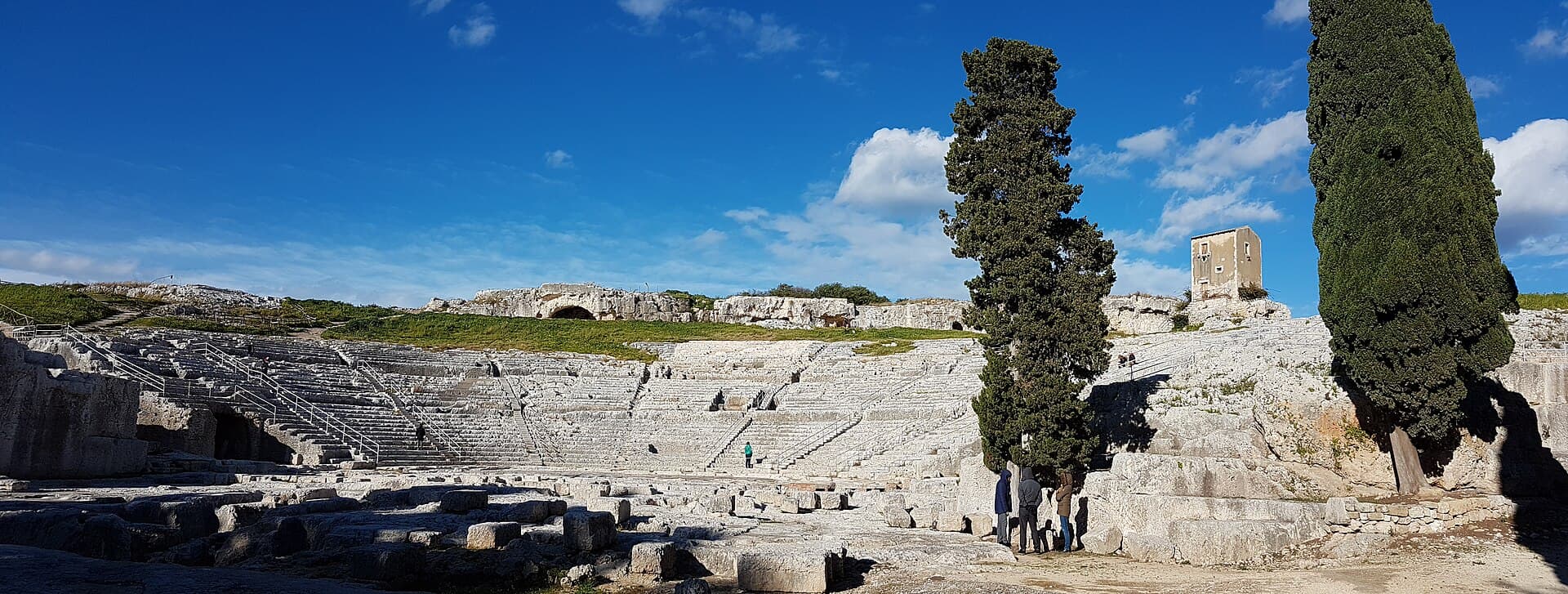 Il Teatro Greco scavato nella roccia della Neapolis: da maggio a giugno torna a ospitare le tragedie classiche dell'INDA.