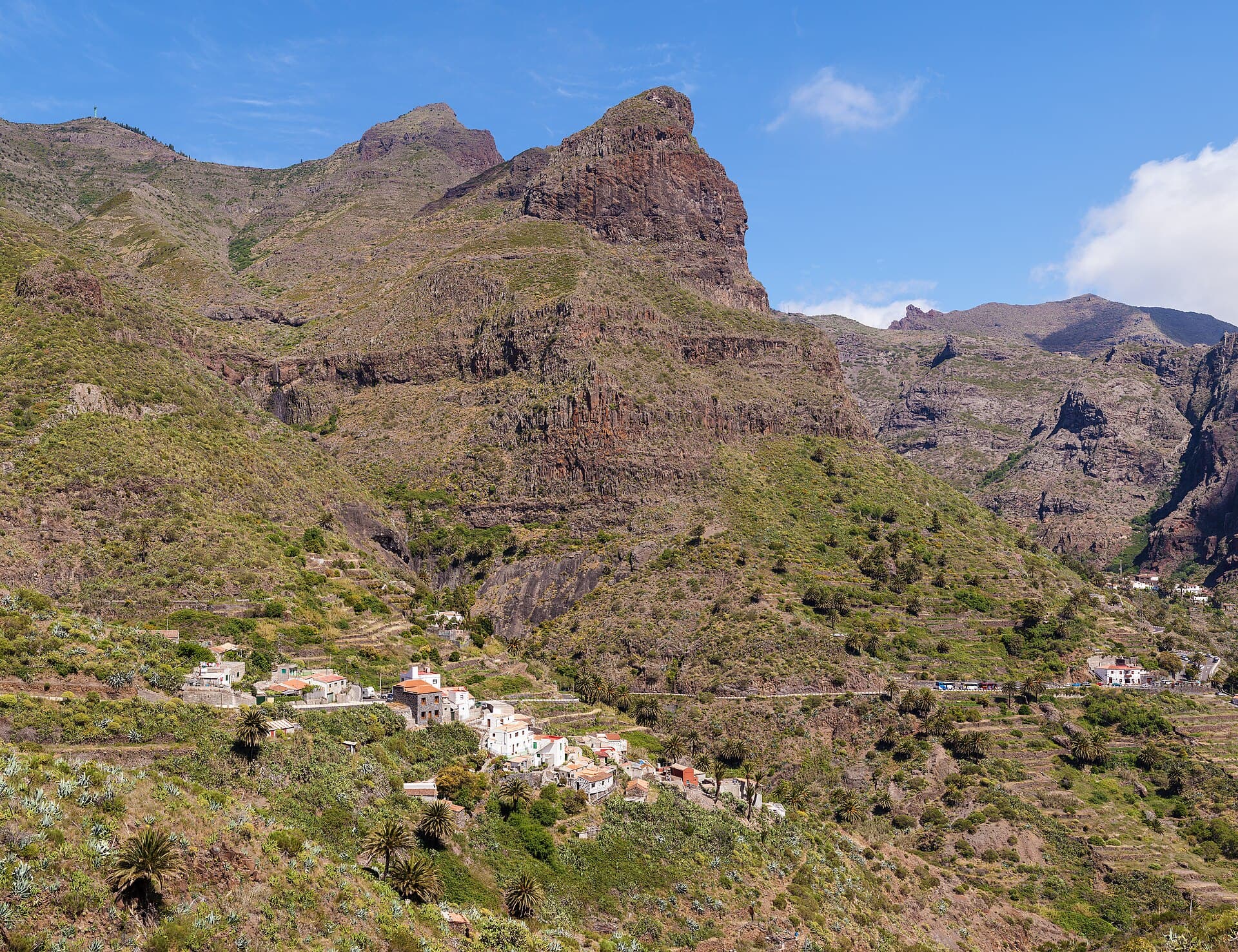 The village of Masca clinging to its gorge in the Teno massif: the regulated descent to the ocean starts here.