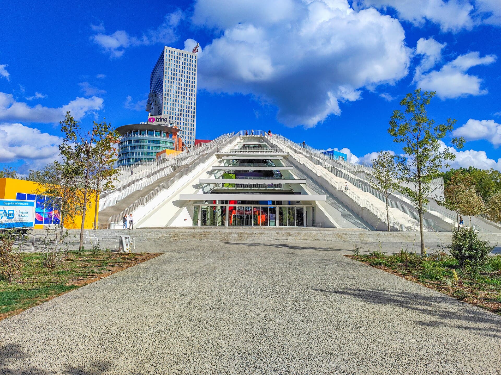 La Piramide di Tirana dopo il recupero del 2023: da mausoleo di Hoxha a centro giovanile con scale aperte a tutti.