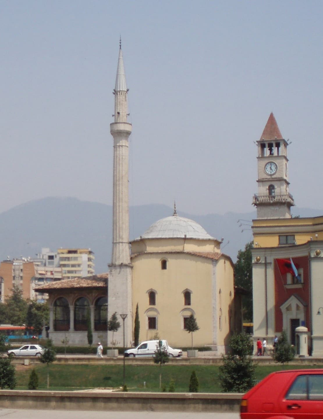 La moschea di Et'hem Bey e la Torre dell'Orologio del 1822, sopravvissute all'ateismo di Stato.